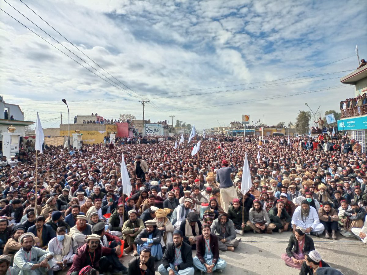 AiliaZehra's tweet image. Powerful scenes from #Wana South Waziristan where citizens have been holding a sit-in against the return of Taliban for the last 5 days. So inspiring to see the way people of Khyber Pakhtunkhwa are resisting the ongoing wave of terror