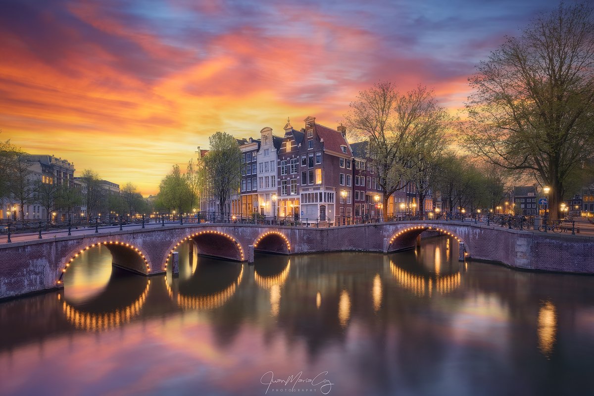 Los canales de Ámsterdam son siempre preciosos, ¡sobre todo con puestas de sol como esta! #Amsterdam #Netherlands #sunset #atardecer #travel #photography #longexposure #cityscape #Sunlight #CityLives