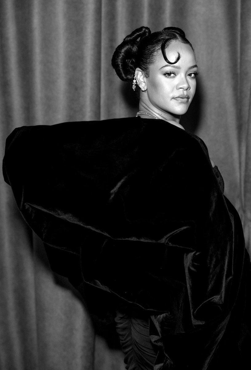 GalerieRihanna's tweet photo. #GoldenGlobes2023 https://t.co/Hxmh6Kiy21