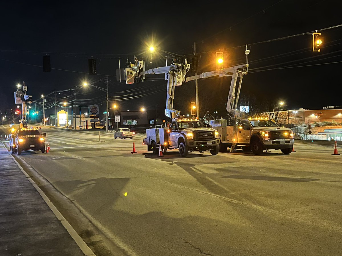 RayIBEW103's tweet photo. Dagle night crew getting traffic signals and stuff done in Augusta,Maine.  @DECcorp1 @AlanCogent333 @sr_rizkda2 @LAntonellis103 @IVPMikeMonahan @IBEW @IBEWHourPower @necaboston https://t.co/SFXjKflgdX