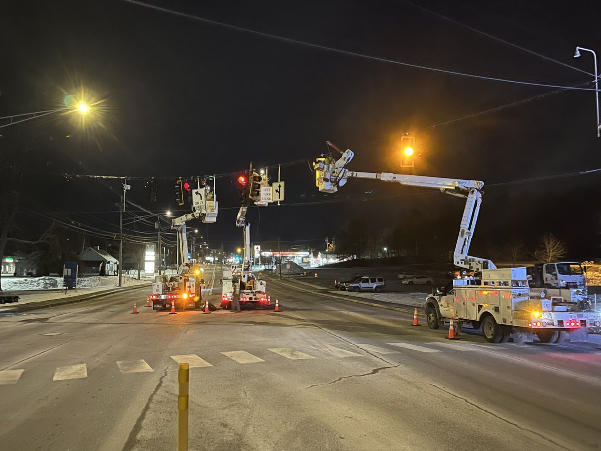 RayIBEW103's tweet photo. Dagle night crew getting traffic signals and stuff done in Augusta,Maine.  @DECcorp1 @AlanCogent333 @sr_rizkda2 @LAntonellis103 @IVPMikeMonahan @IBEW @IBEWHourPower @necaboston https://t.co/SFXjKflgdX