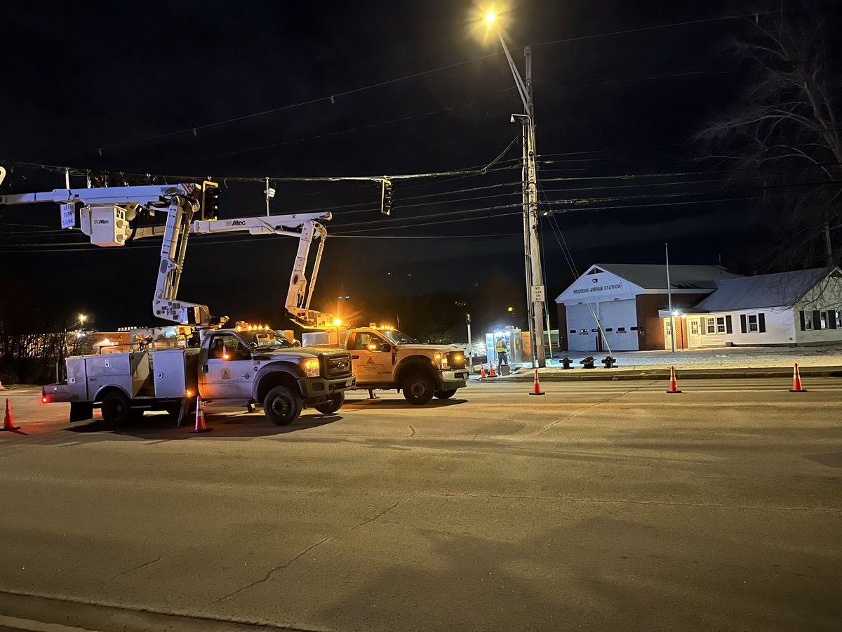 RayIBEW103's tweet photo. Dagle night crew getting traffic signals and stuff done in Augusta,Maine.  @DECcorp1 @AlanCogent333 @sr_rizkda2 @LAntonellis103 @IVPMikeMonahan @IBEW @IBEWHourPower @necaboston https://t.co/SFXjKflgdX