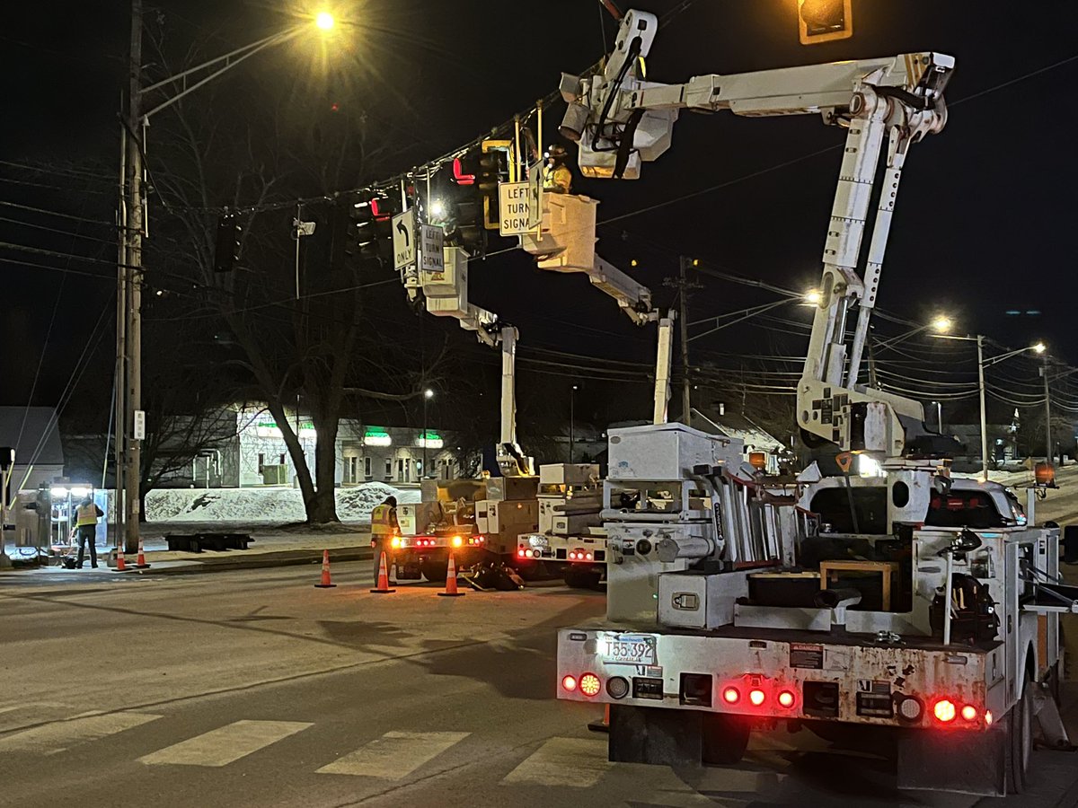 RayIBEW103's tweet photo. Dagle night crew getting traffic signals and stuff done in Augusta,Maine.  @DECcorp1 @AlanCogent333 @sr_rizkda2 @LAntonellis103 @IVPMikeMonahan @IBEW @IBEWHourPower @necaboston https://t.co/SFXjKflgdX