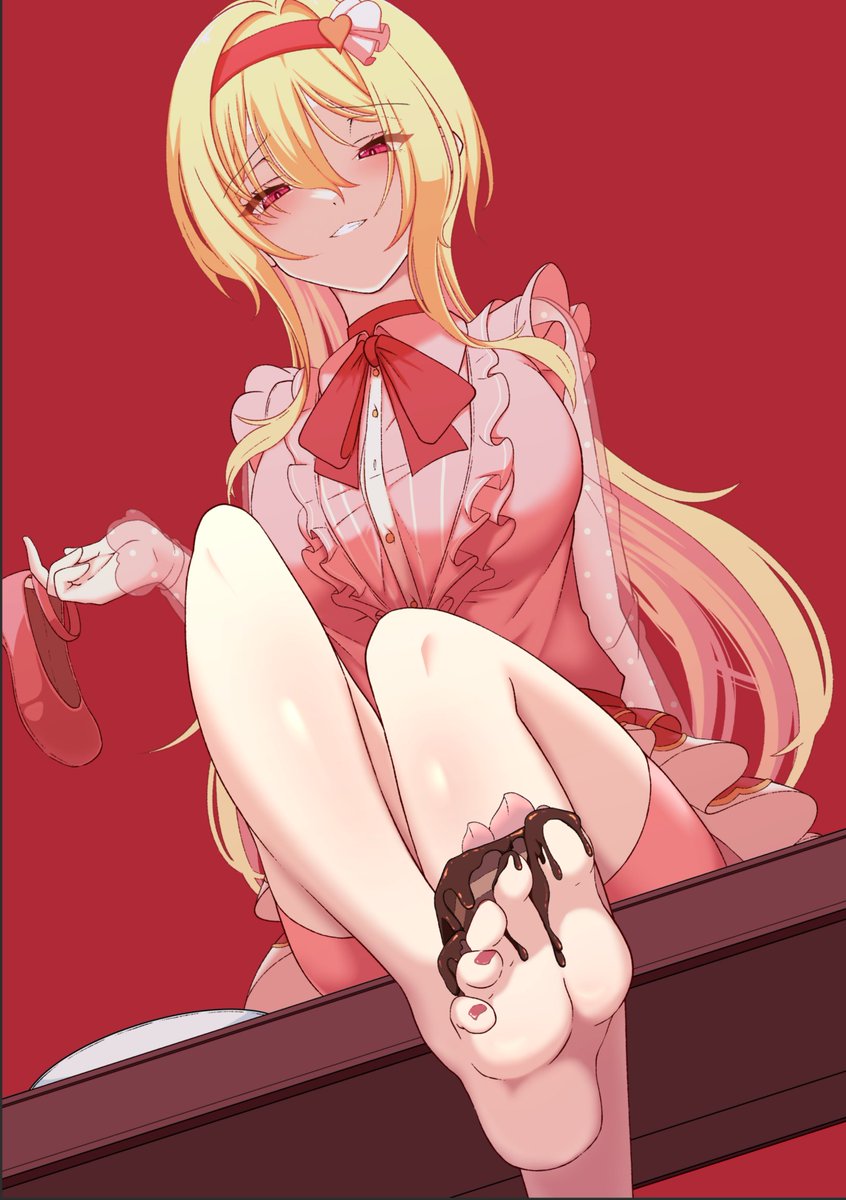 行儀の悪い方法でケーキを食べさせようとするちとせ嬢 