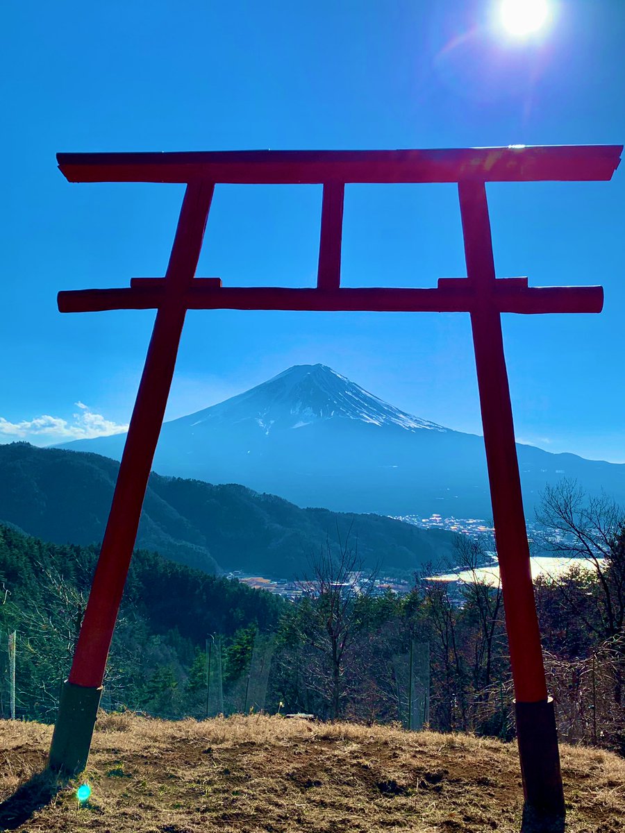 hinagikuhinachi's tweet photo. とても富士山🗻が綺麗だったので、ちょっと登るのは大変だったけど河口浅間神社の天空の鳥居⛩まで行って来ました。
本当に神々しい⛩🗻🙏 https://t.co/mEznEwxcx5