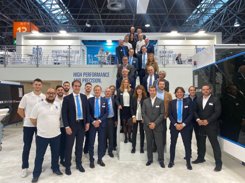 MaquinariaTP's tweet photo. "Llegar juntos es el principio. Mantenerse juntos, es el progreso. Trabajar juntos es el éxito." Henry Ford.
Comenzamos este 2023 con el mejor equipo BMB 
📌BMB
📌EUROCHILLER
📌MASS
📌MORETTO
📌TRIA
📌STAR
#EnContinuaInnovación https://t.co/WBMSzfkz6g