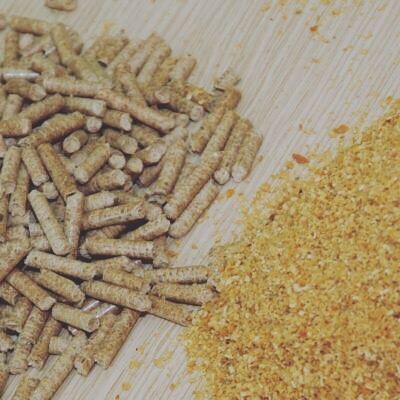 PelletsPremium's tweet photo. ¿Sabes cómo diferenciar un pellet de calidad❓ 

Si un pellet presenta grietas o se deshace al tocarlo, es una señal de que estamos ante un pellet de baja calidad y, por lo tanto, no tendrá un comportamiento adecuado ✖️

#Biomasa #pellets #bioenergia #energía  #ENplus #SURE https://t.co/oevg5CrCbK