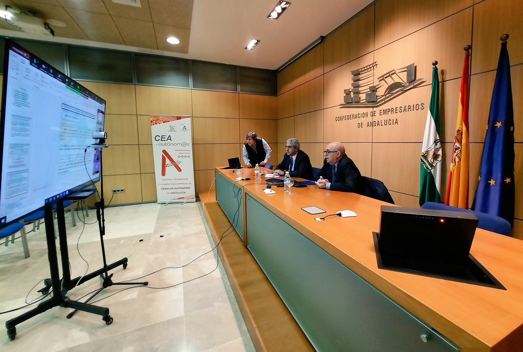 CEAes_'s tweet photo. 🔛 En pleno desarrollo de nuestra sesión 🧑🏻‍💻 "La promoción de la #Competencia desde el #DiálogoSocial"🤝🏻 @EmpleoJunta.

👨🏻‍🏫Contamos con la colaboración del doctor en Economía #JoséFélixRiscos #ACREA @EconoHaciendAND.
#EmpresariosAndaluces 🟢 https://t.co/kK99BJeX7e