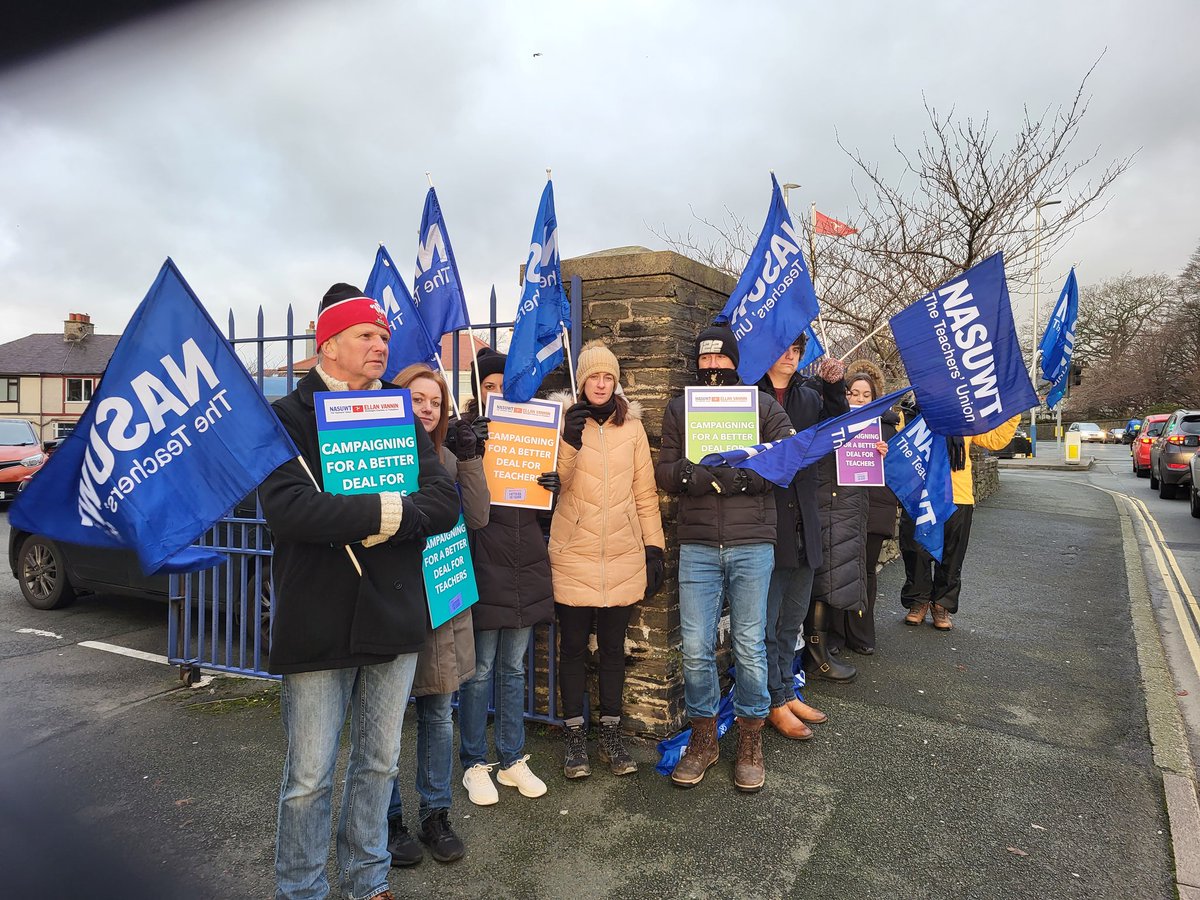 Members at St Ninian's on the picket line this morning. 
Our members would rather be with their pupils today but are making a stand for their right to be treated as skilled professionals with the pay &amp; conditions to match.