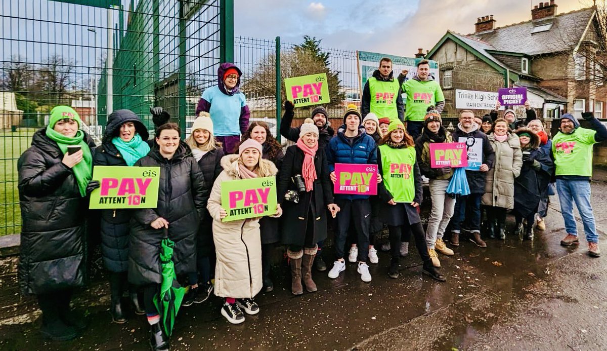 catrionaduggan's tweet photo. My colleagues @Trinityrenfrew π#payattention @EISUnion #montheteachers βπ» https://t.co/7OqqpdWSVB
