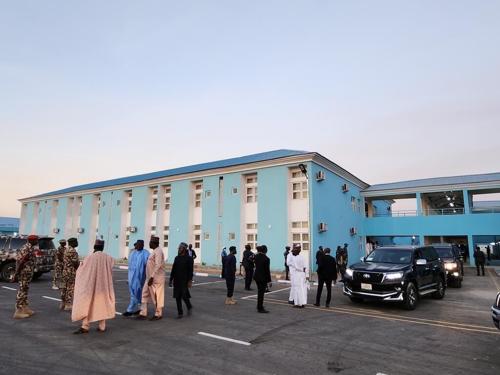 AfricaFactsZone's tweet photo. Nigeria's President Buhari has opened Nigeria's largest mother &amp; child hospital, 4 ultramodern markets with 3,200 shops, a new cargo international airport, 7 primary schools, a new police command headquarters, secondary school, police hospital &amp; 3,600 housing units in Yobe State. https://t.co/15hEVni4Yy