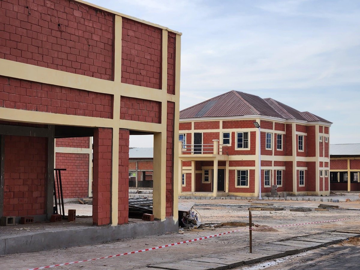 AfricaFactsZone's tweet photo. Nigeria's President Buhari has opened Nigeria's largest mother &amp; child hospital, 4 ultramodern markets with 3,200 shops, a new cargo international airport, 7 primary schools, a new police command headquarters, secondary school, police hospital &amp; 3,600 housing units in Yobe State. https://t.co/15hEVni4Yy