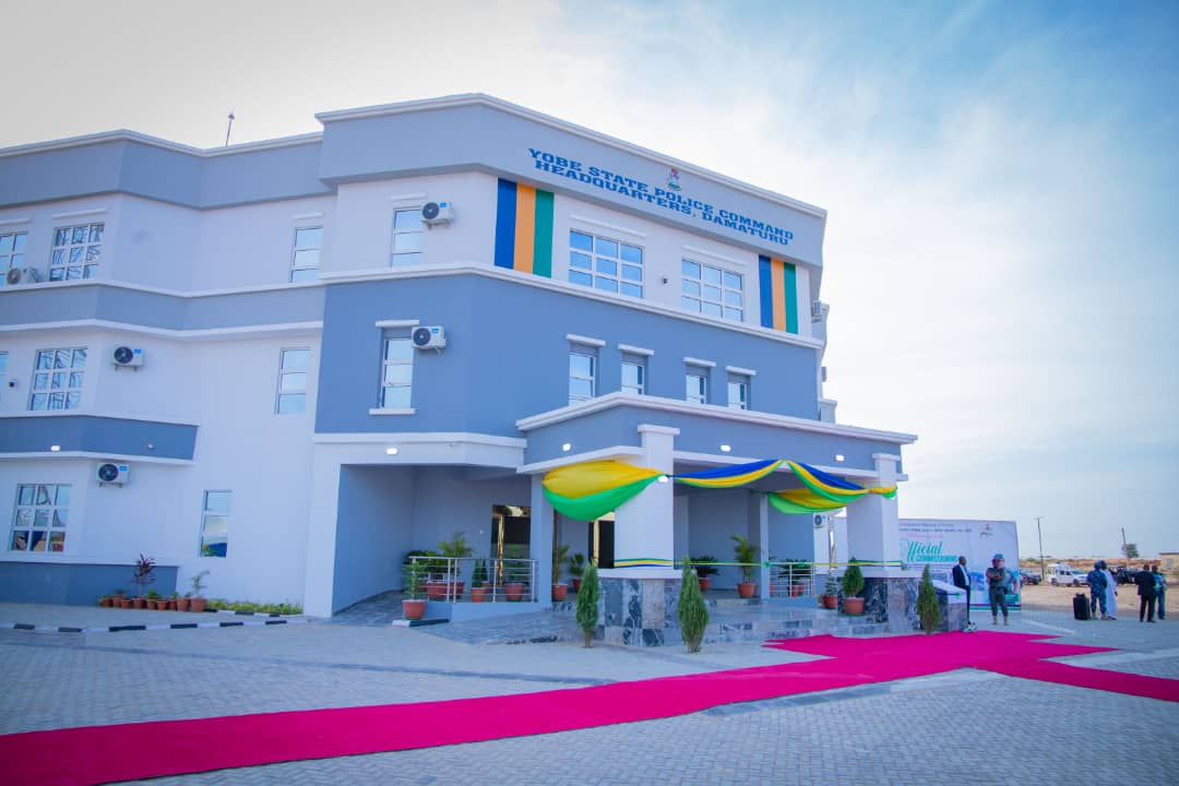 AfricaFactsZone's tweet photo. Nigeria's President Buhari has opened Nigeria's largest mother &amp; child hospital, 4 ultramodern markets with 3,200 shops, a new cargo international airport, 7 primary schools, a new police command headquarters, secondary school, police hospital &amp; 3,600 housing units in Yobe State. https://t.co/15hEVni4Yy