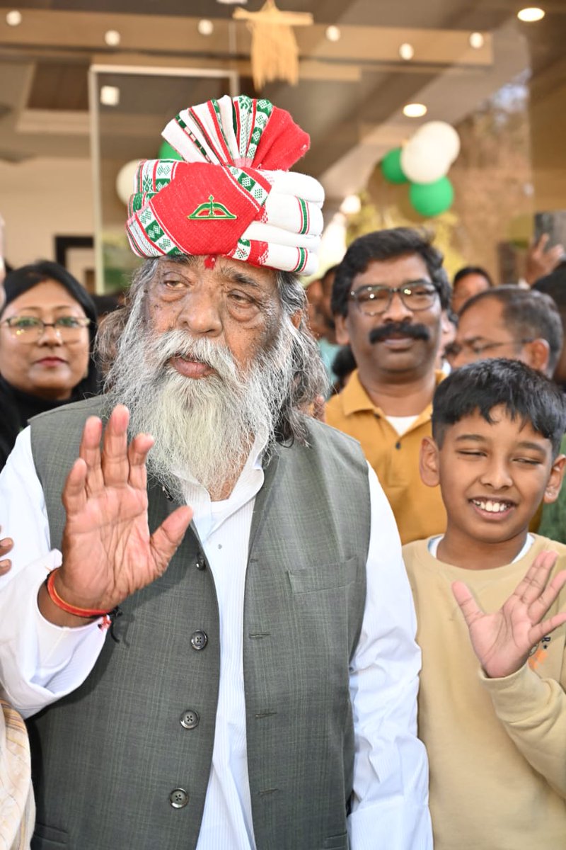 JharkhandCMO's tweet photo. मुख्यमंत्री श्री @HemantSorenJMM
ने अपने पिता पूर्व मुख्यमंत्री तथा वर्तमान राज्यसभा सांसद दिशोम गुरु श्री शिबू सोरेन के जन्मदिवस के अवसर पर उनसे आशीर्वाद लिया। मुख्यमंत्री ने अपने पिता को पुष्पगुच्छ भेंट कर ईश्वर से उनके दीर्घायु और उत्तम स्वास्थ्य की कामना की। https://t.co/vmxDCdBy2n