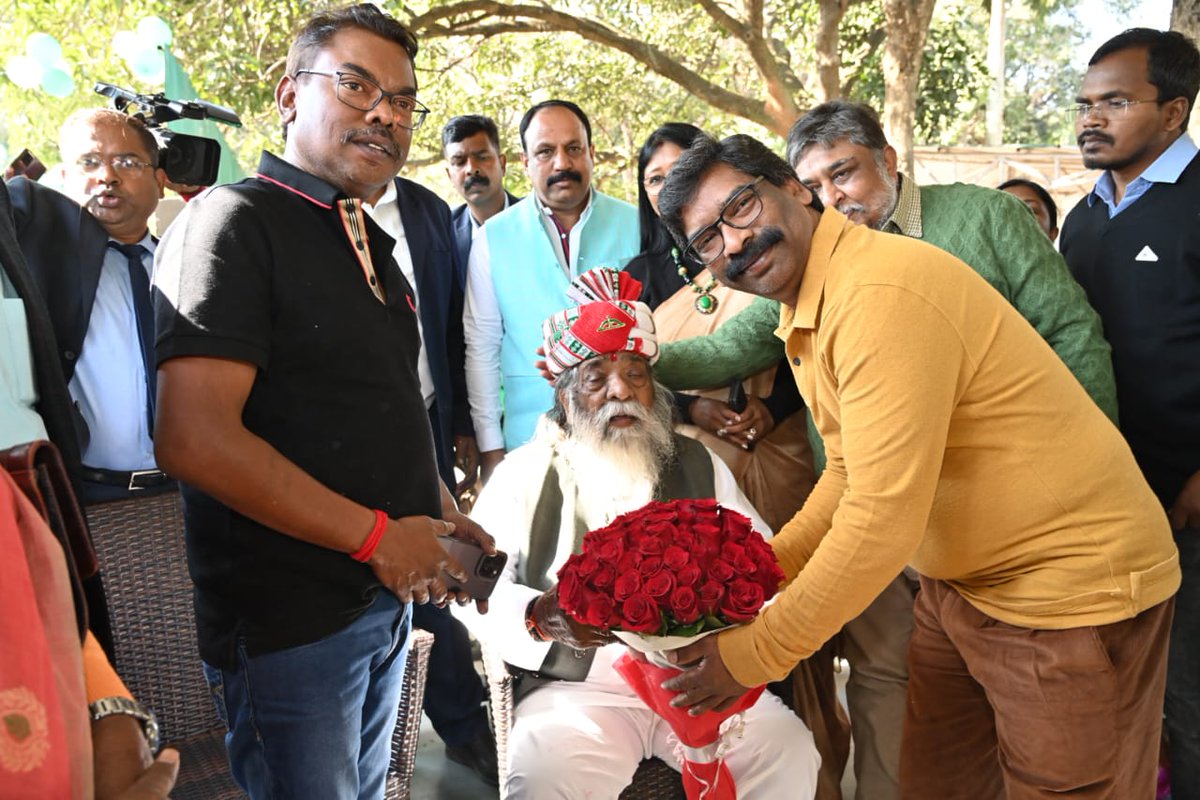 JharkhandCMO's tweet photo. मुख्यमंत्री श्री @HemantSorenJMM
ने अपने पिता पूर्व मुख्यमंत्री तथा वर्तमान राज्यसभा सांसद दिशोम गुरु श्री शिबू सोरेन के जन्मदिवस के अवसर पर उनसे आशीर्वाद लिया। मुख्यमंत्री ने अपने पिता को पुष्पगुच्छ भेंट कर ईश्वर से उनके दीर्घायु और उत्तम स्वास्थ्य की कामना की। https://t.co/vmxDCdBy2n