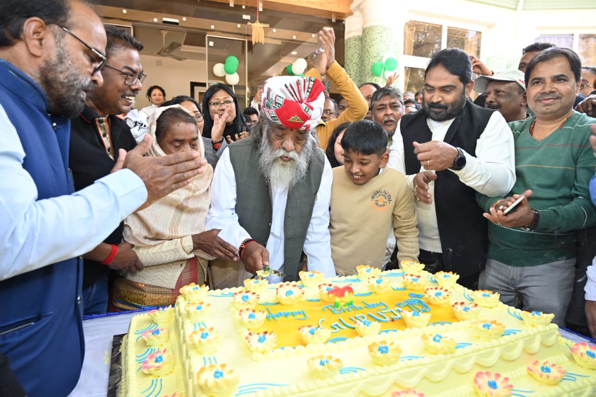 JharkhandCMO's tweet photo. मुख्यमंत्री श्री @HemantSorenJMM
ने अपने पिता पूर्व मुख्यमंत्री तथा वर्तमान राज्यसभा सांसद दिशोम गुरु श्री शिबू सोरेन के जन्मदिवस के अवसर पर उनसे आशीर्वाद लिया। मुख्यमंत्री ने अपने पिता को पुष्पगुच्छ भेंट कर ईश्वर से उनके दीर्घायु और उत्तम स्वास्थ्य की कामना की। https://t.co/vmxDCdBy2n