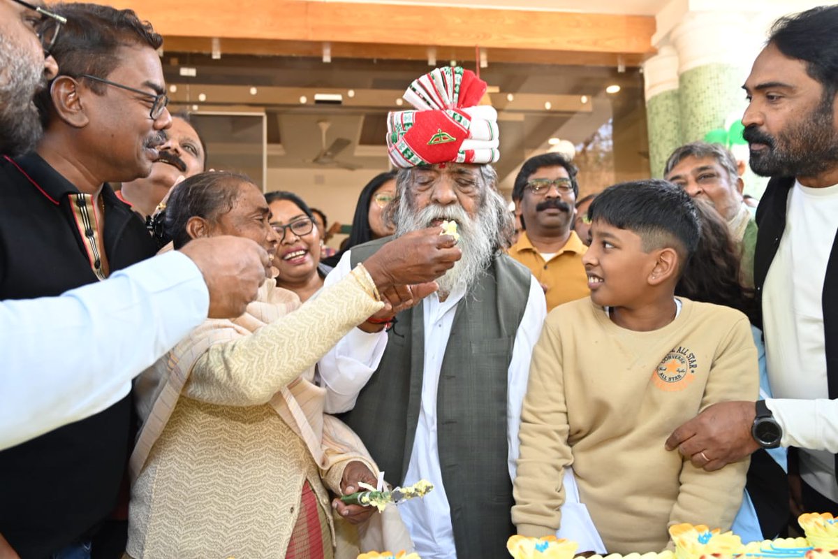 JharkhandCMO's tweet photo. मुख्यमंत्री श्री @HemantSorenJMM
ने अपने पिता पूर्व मुख्यमंत्री तथा वर्तमान राज्यसभा सांसद दिशोम गुरु श्री शिबू सोरेन के जन्मदिवस के अवसर पर उनसे आशीर्वाद लिया। मुख्यमंत्री ने अपने पिता को पुष्पगुच्छ भेंट कर ईश्वर से उनके दीर्घायु और उत्तम स्वास्थ्य की कामना की। https://t.co/vmxDCdBy2n