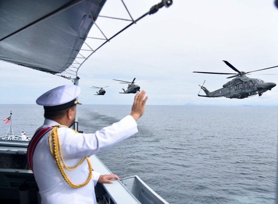MPA_Timur's tweet photo. Bid Farewell.

14 Kapal Armada Timur serta 3 buah HOM pamer kesiagaan dlm acara 'Fleet Review' simbolik penghormatan &amp; penghargaan kpd Panglima Tentera Laut ke-17. Upacara penuh tradisi tentera laut ini telah berlangsung di sekitar Perairan Kota Kinabalu hari ini.

#NavyNews https://t.co/ZVzkXrflBF