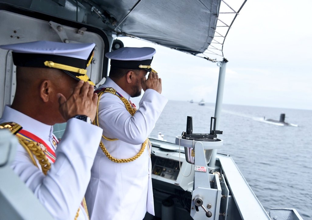 MPA_Timur's tweet photo. Bid Farewell.

14 Kapal Armada Timur serta 3 buah HOM pamer kesiagaan dlm acara 'Fleet Review' simbolik penghormatan &amp; penghargaan kpd Panglima Tentera Laut ke-17. Upacara penuh tradisi tentera laut ini telah berlangsung di sekitar Perairan Kota Kinabalu hari ini.

#NavyNews https://t.co/ZVzkXrflBF