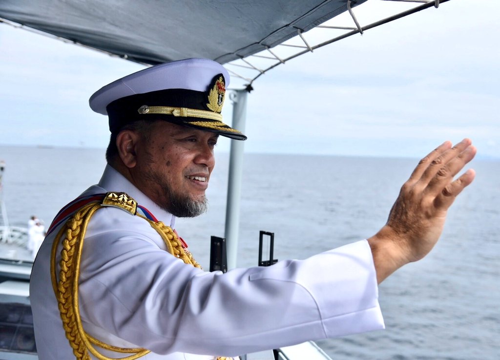 MPA_Timur's tweet photo. Bid Farewell.

14 Kapal Armada Timur serta 3 buah HOM pamer kesiagaan dlm acara 'Fleet Review' simbolik penghormatan &amp; penghargaan kpd Panglima Tentera Laut ke-17. Upacara penuh tradisi tentera laut ini telah berlangsung di sekitar Perairan Kota Kinabalu hari ini.

#NavyNews https://t.co/ZVzkXrflBF