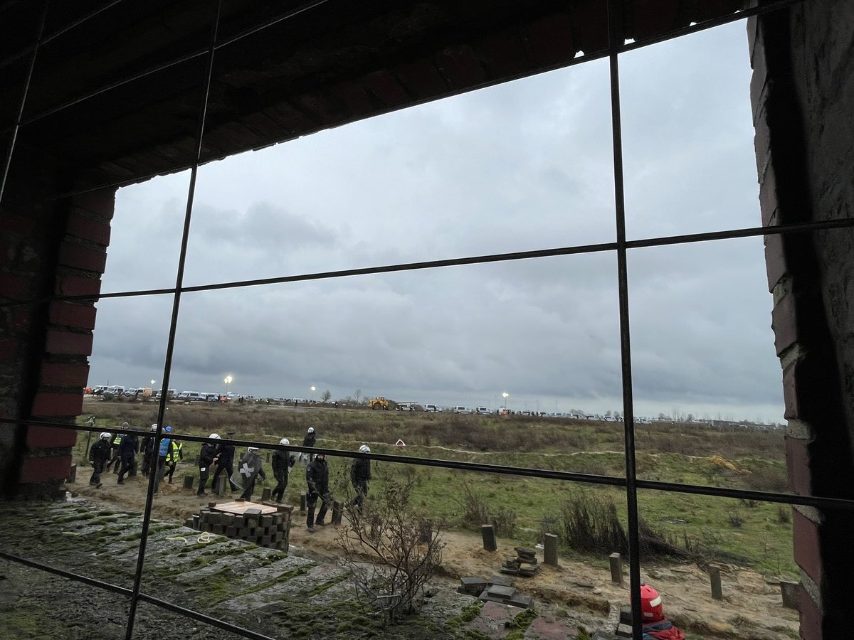 10:14 Ein Klavier spielt auf der Barrikade auf Eckards Hof in #Luetzerrath. Vor dem Hof sammelt sich Polizei. Noch sieht es aber nicht so aus dass sie hier rein wollen. Derzeit laufen Verhandlungen weiter das DemoSanitäter*innen Zugang erhalten. #Luetzerathbleibt #LuetziBleibt