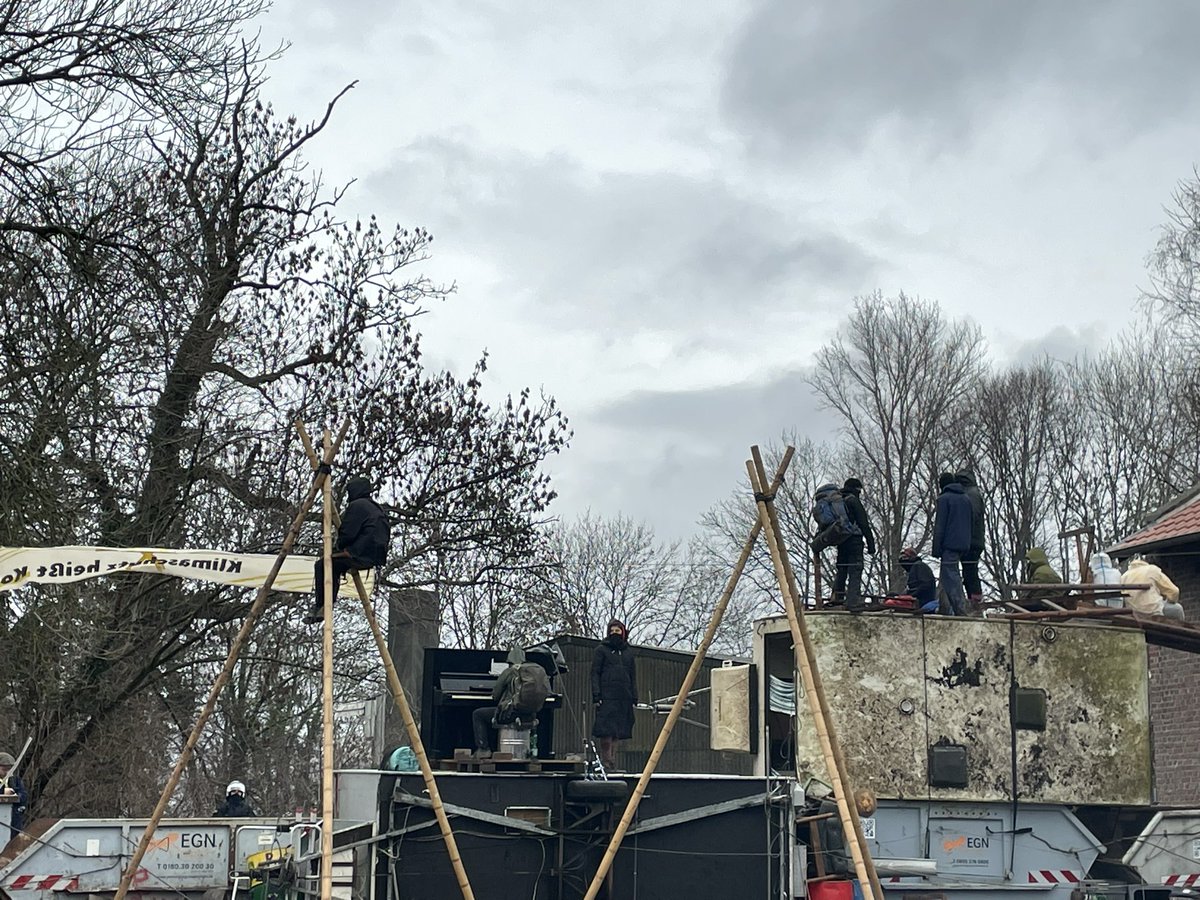 KathrinAnna's tweet photo. 10:14 Ein Klavier spielt auf der Barrikade auf Eckards Hof in #Luetzerrath. Vor dem Hof sammelt sich Polizei. Noch sieht es aber nicht so aus dass sie hier rein wollen. Derzeit laufen Verhandlungen weiter das DemoSanitäter*innen Zugang erhalten. #Luetzerathbleibt #LuetziBleibt https://t.co/W0Au4EjD8o