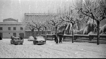 Pepsina_Mataro's tweet photo. Aquesta imatge és de quan la Plaça de Les Teresses de #Mataró, era la Plaza de Los Caídos. D'això fa 60 anys.
Estàvem en plena dictadura.
Ara  estem ocupats pels hereus del dictador.

⭐❤⭐❤⭐❤⭐❤⭐ https://t.co/81jDtu3iYV