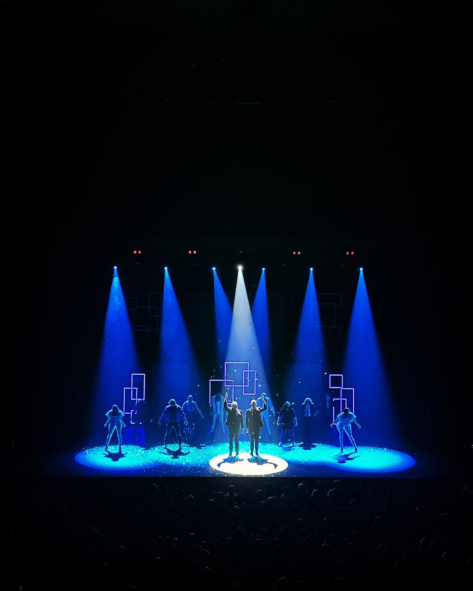 CartujaCenter's tweet photo. 🌙 10 noches de SOLD OUT 
👨‍👨‍👧‍👦 20.000 personas 
🎟️ TODO POR LA MATRIA de @LosMorancos 
📍En @CartujaCenter 

¡Qué no pare el show! 🎩 https://t.co/sW6CRWnFsU