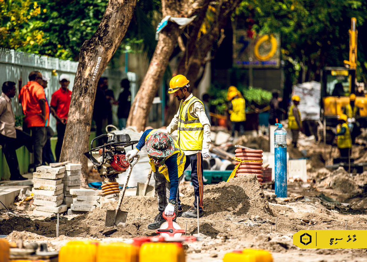 rdcmaldives's tweet photo. އަމީނީމަގު ސެގްމަންޓް 3 ގެ ފެނާއި ނަރުދަމާ އަޕްގްރޭޑް ކުރުމުގެ މަސައްކަތް ނިންމާލުމަށްފަހު، މިހާރު ކުރިއަށްދަނީ ސްޓޯރމް ވޯޓަރ ނެޓްވޯރކް އެޅުމާއި ކާރބް ސްޓޯން ޖެހުމުގެ މަސައްކަތް. #TeamRDC https://t.co/zbcThARam3