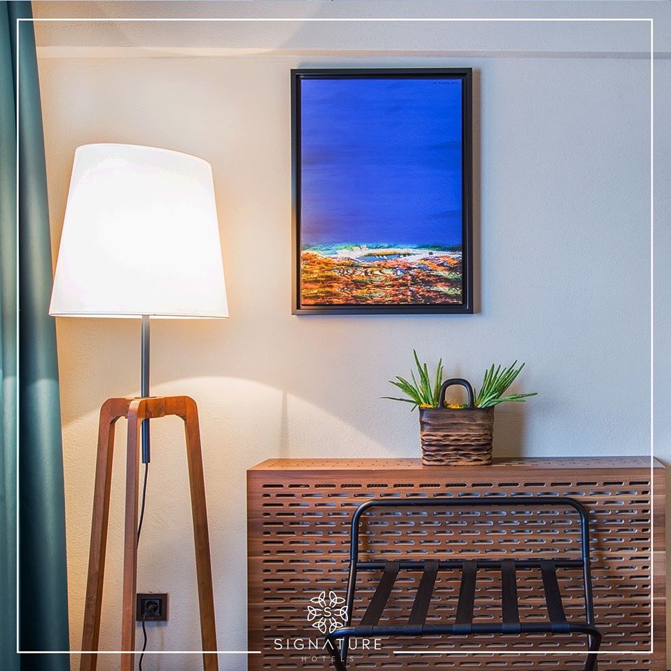 SignatureTurkey's tweet photo. Sizler için seçildi, sizler için tasarlandı. 🛋️ Her köşesi kendinizi evinizde hissetmeniz için özenle hazırlanan odalarımız ile sizleri bekliyoruz. 🛎️

#signaturehotels #otel #seyahat #konaklama #travel #vacation #tatil #tourism #turkey https://t.co/p9RkxCEkU9