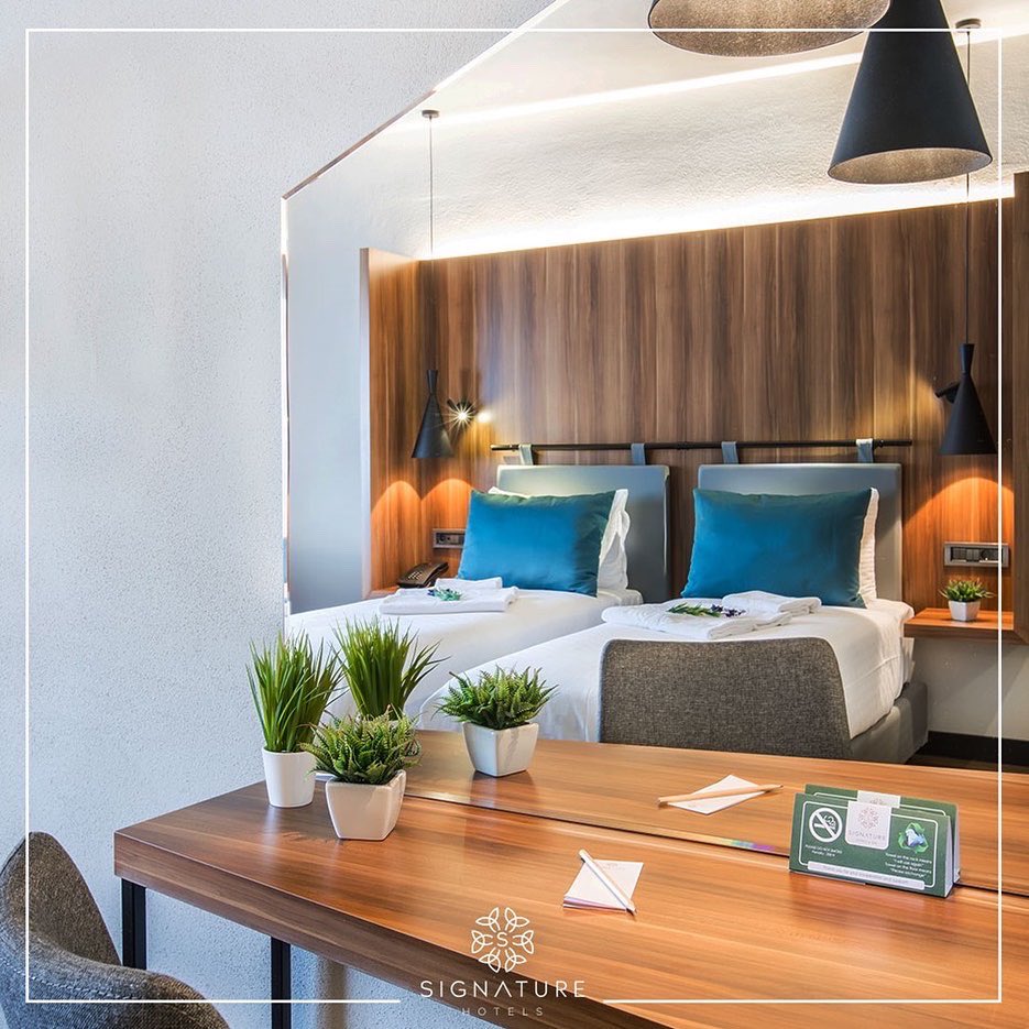 SignatureTurkey's tweet photo. Sizler için seçildi, sizler için tasarlandı. 🛋️ Her köşesi kendinizi evinizde hissetmeniz için özenle hazırlanan odalarımız ile sizleri bekliyoruz. 🛎️

#signaturehotels #otel #seyahat #konaklama #travel #vacation #tatil #tourism #turkey https://t.co/p9RkxCEkU9