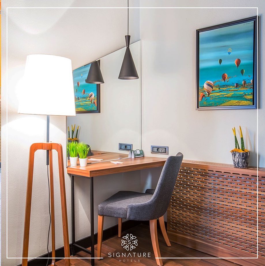 SignatureTurkey's tweet photo. Sizler için seçildi, sizler için tasarlandı. 🛋️ Her köşesi kendinizi evinizde hissetmeniz için özenle hazırlanan odalarımız ile sizleri bekliyoruz. 🛎️

#signaturehotels #otel #seyahat #konaklama #travel #vacation #tatil #tourism #turkey https://t.co/p9RkxCEkU9