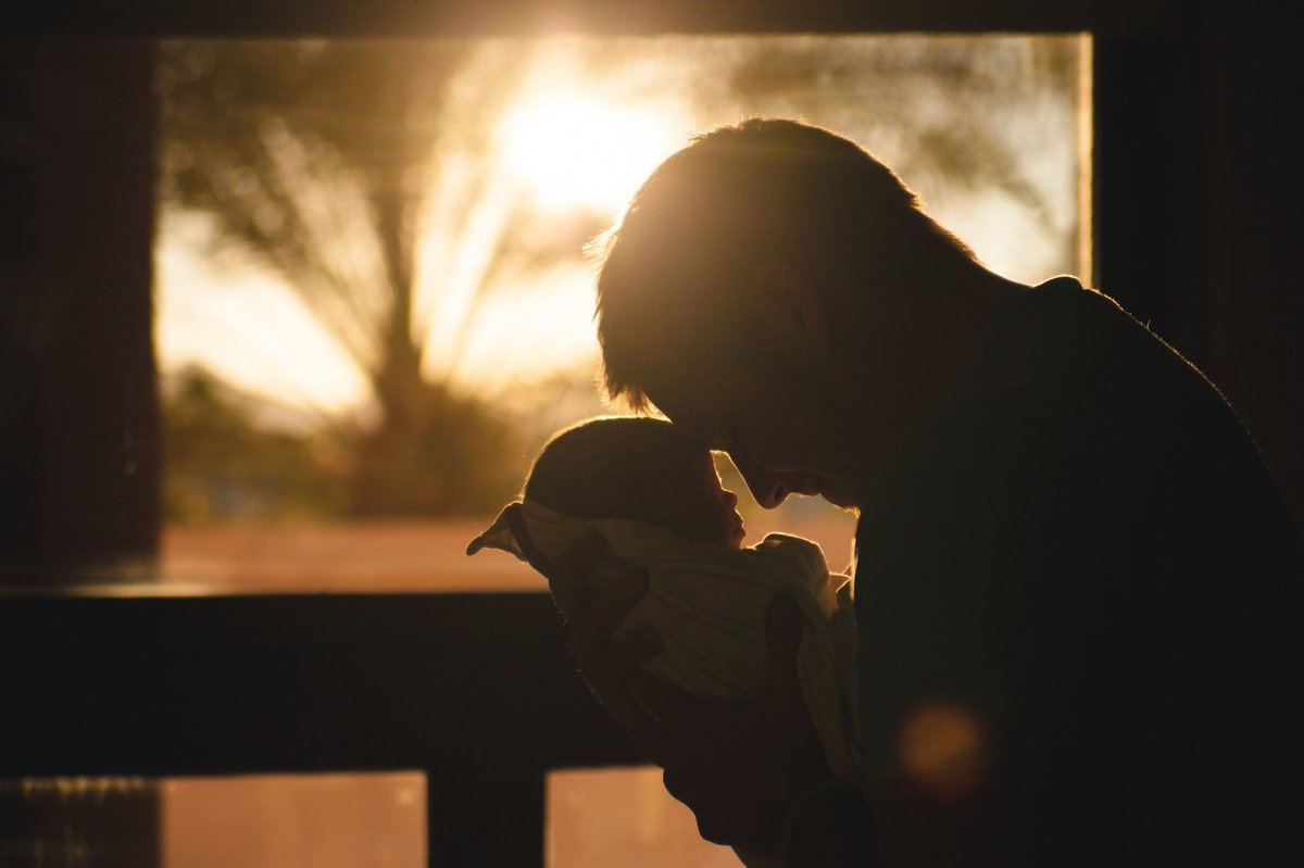 ambafrancefj's tweet photo. Did you know that in #France 🇫🇷 the 28-day paternity leave 👶🏽🍼 came into effect in 2021? This reform gives fathers time to invest more in parenthood 👨👩👦 and home life. #EqualShare of responsibilities is an important element of #gender #equality. https://t.co/pcGyG3hkO6