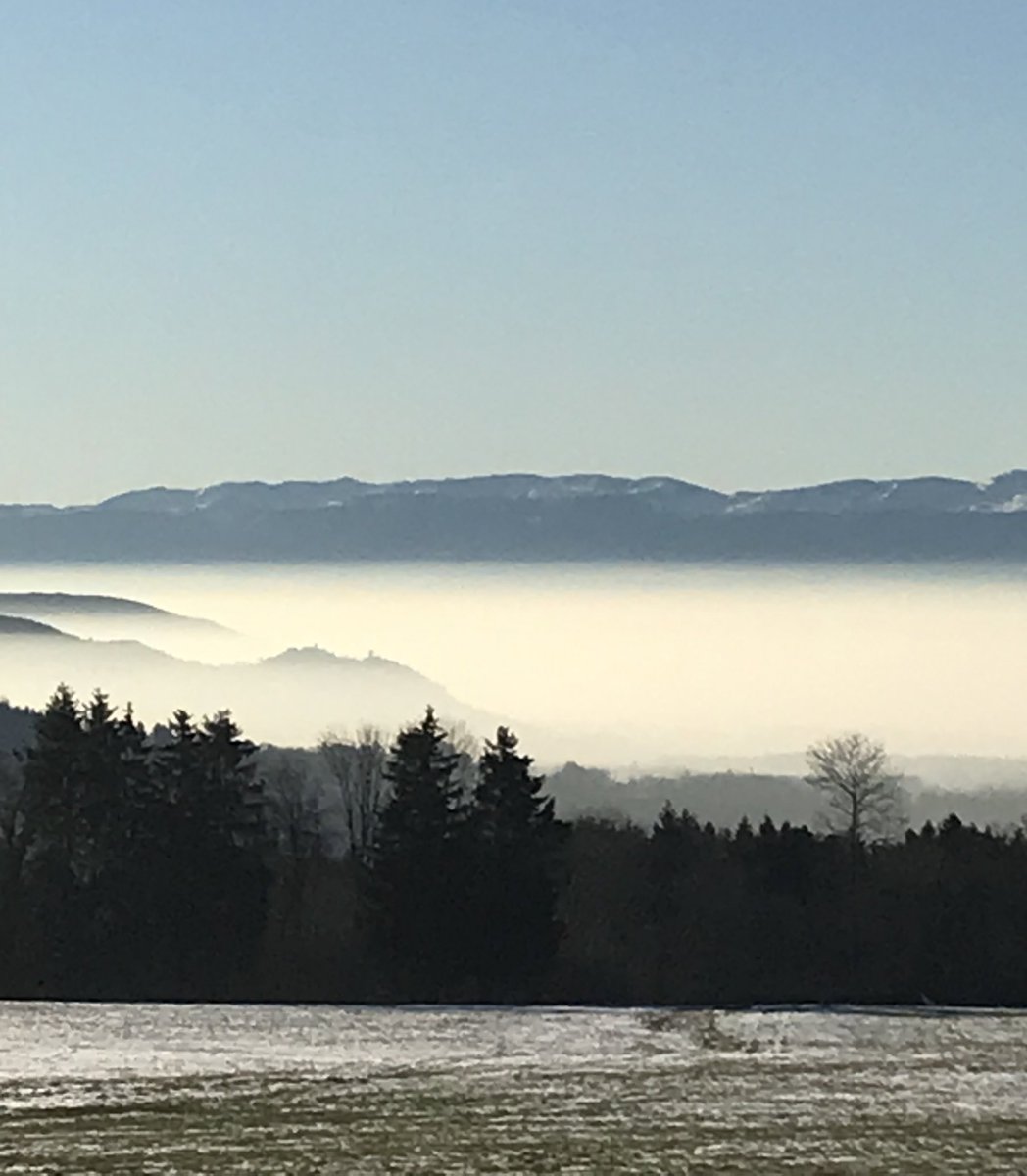 Né dans ces montagnes, elles tenaient à distance les images du fracas du monde que tu recueillais pour nous informer. Ton refuge.
Le 11 janvier 2012, Gilles Jacquier, grand reporter,  en mission pour <a href="/EnvoyeSpecial/">Envoyé spécial</a>  était tué à Homs en Syrie. On n’oublie pas. On pense à toi.