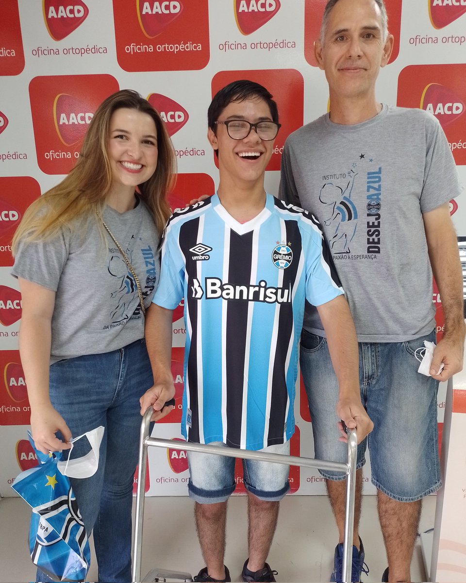Alessandro da <a href="/AACD/">aacdoficial</a> foi o escolhido para ser o primeiro tricolor a ganhar a camiseta oficial do <a href="/Gremio/">Grêmio FBPA</a> em 2023. Participaram da ação os voluntários <a href="/KohlTanski/">Antonio C. Kohl T.</a> e <a href="/mundstock_/">Antonio Mundstock</a>