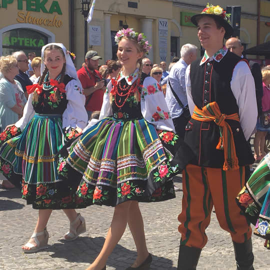 #おやすみ日記
春の祝日に聖体祭というお祭りが各地であるの🌸🎉
神父さんやミサに参加した人たちが伝統衣装でパレードするのよ😊
ヴィヴィチの街の衣装が可愛いと有名ね！
でも重さは10kgあるの
昔は刺繍や飾りが多くて重たいことが豊かさの象徴だったそうよ
結婚して太る人も…豊かさかしらね？😆