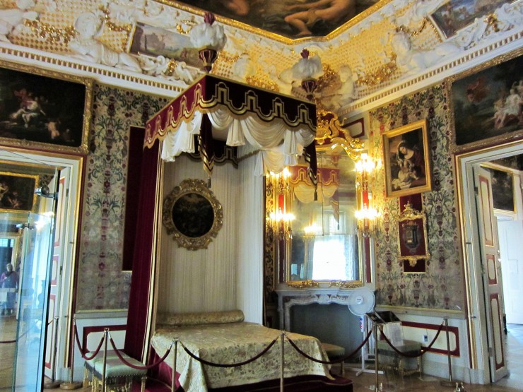 【イレイナの旅199】
ワルシャワ南端にあるヴィラヌフ宮殿は、強敵オスマン帝国に勝利した英雄ヤン3世ソビエスキ国王の夏の離宮として1696年に完成し、また晩年の住み処となりました。パリのヴェルサイユ宮殿にも似た美しい庭園を持ち、宮殿には家具・時計・陶器・肖像画等の数々が残されています