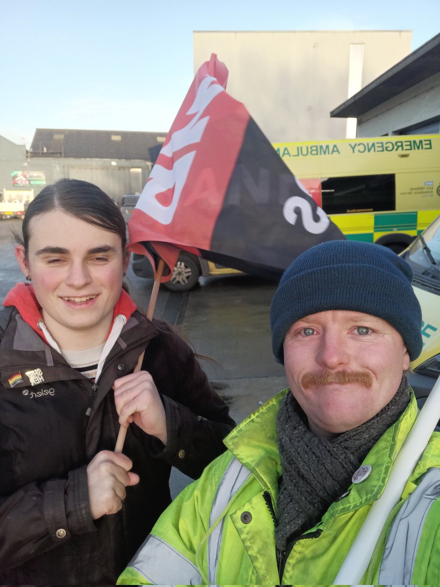 We're out with @gmbNHSwmastaff today @strike_map #visitapicket 

Solidarity with the ambulance workers.

📲Sign up to here: bit.ly/visitapicketlo…

#strikemap #SupportTheStrikes #EnoughIsEnough