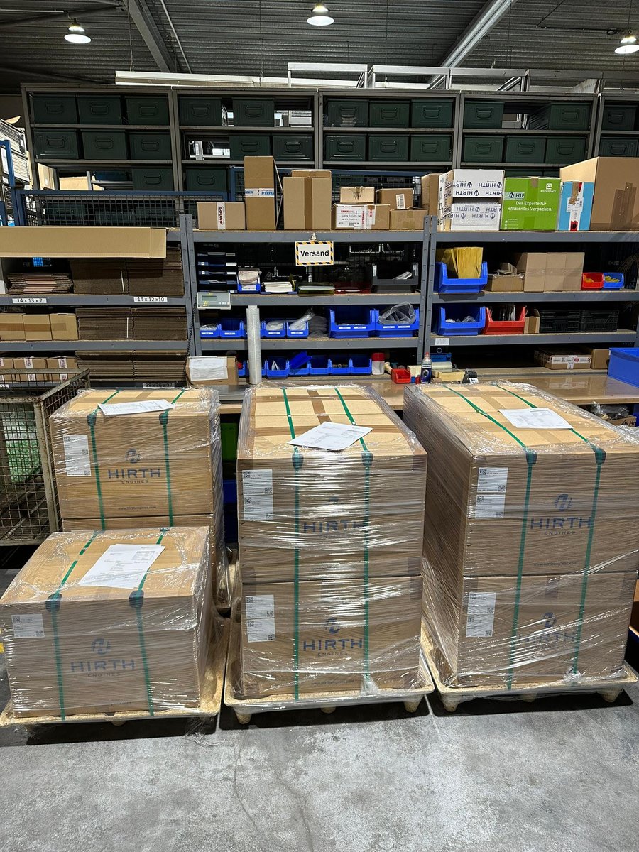 h_hirth's tweet photo. 📦 The first shipment is ready for delivery so that our customers can start the new year 2023 with the #PowerOfHirth #HirthEngines #TwoStrokeEngines #UAVEngines from day one. https://t.co/n7GvTc29zq