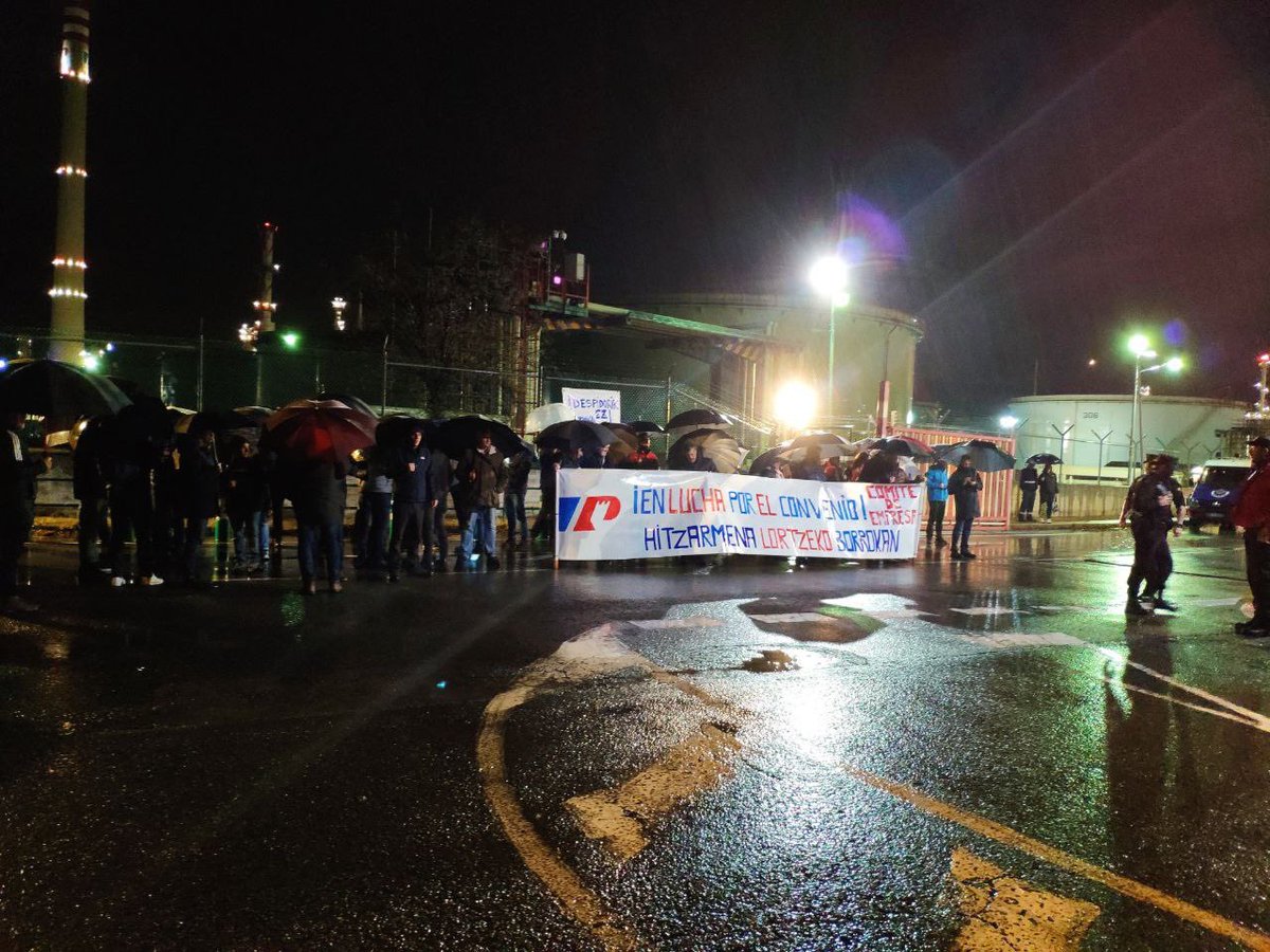 CCOOPetronor's tweet photo. 🔴PETRONOR BORROKAN

📢1ª jornada huelga por un reparto justo de los beneficios

No son razonables recortes de plantilla y subidas por debajo de IPC en una empresa con récord histórico de beneficios (389 Mill € en los nueve primeros meses de 2022)

#petronorrekolangileakborrokan https://t.co/JnWaaWXecL