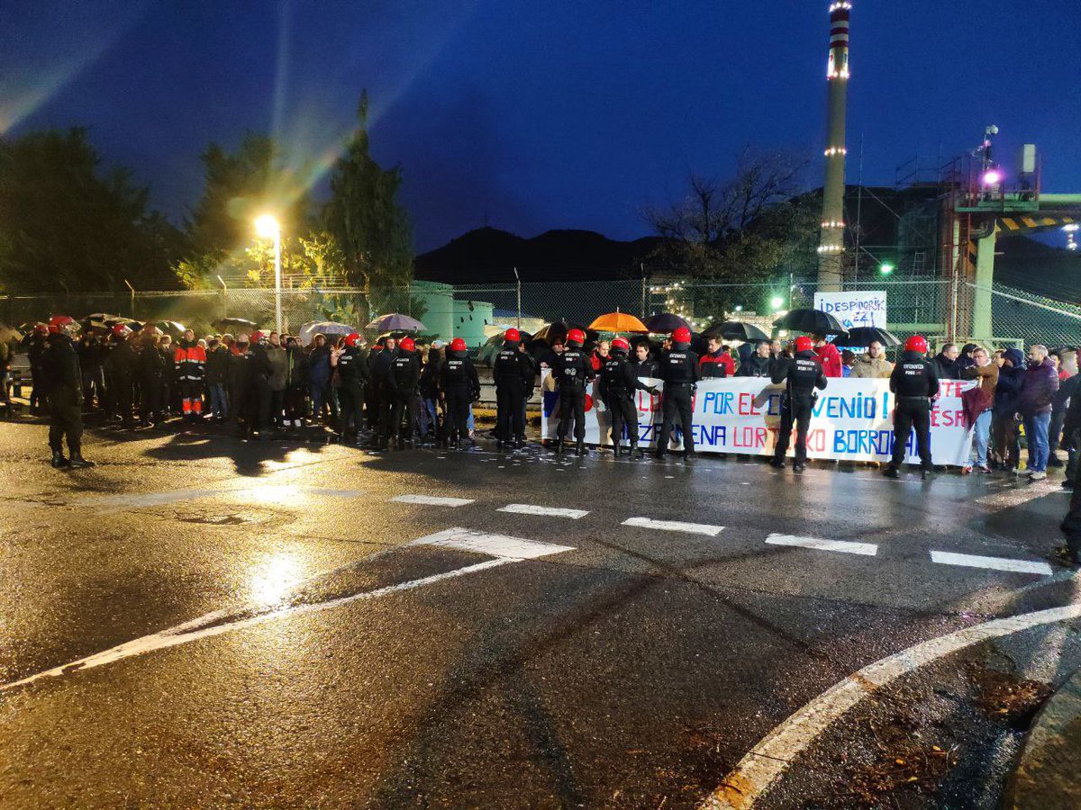 CCOOPetronor's tweet photo. 🔴PETRONOR BORROKAN

📢1ª jornada huelga por un reparto justo de los beneficios

No son razonables recortes de plantilla y subidas por debajo de IPC en una empresa con récord histórico de beneficios (389 Mill € en los nueve primeros meses de 2022)

#petronorrekolangileakborrokan https://t.co/JnWaaWXecL