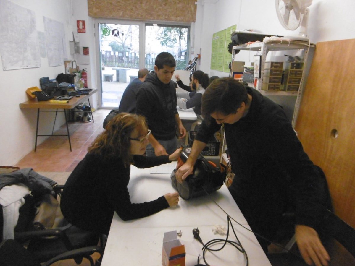 CdEinesiFeines's tweet photo. Encara queden algunes places per a la nostra #restartyparty d'aquest dissabte!
Porta el teu aparell espatllat i posa'l a punt amb l'ajuda dels nostres reparadors.
És gratuït, inscriu-te aquí: https://t.co/gdkkIdC4q7 https://t.co/S5Q8iBGiCL