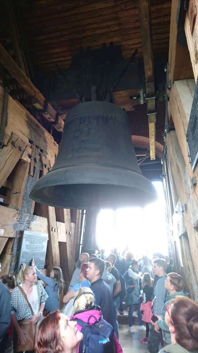 【イレイナの旅200】
ヴァヴェル大聖堂はポーランドの古都クラクフにある1364年設立のカトリック教会です。歴代国王の戴冠式がこの地で行われ、また英雄的人物や歴代国王が埋葬されています。16世紀建設の塔には国家の重要な慶事に鳴らされる1520年製の巨大なジグムントの鐘があります。世界遺産第1号