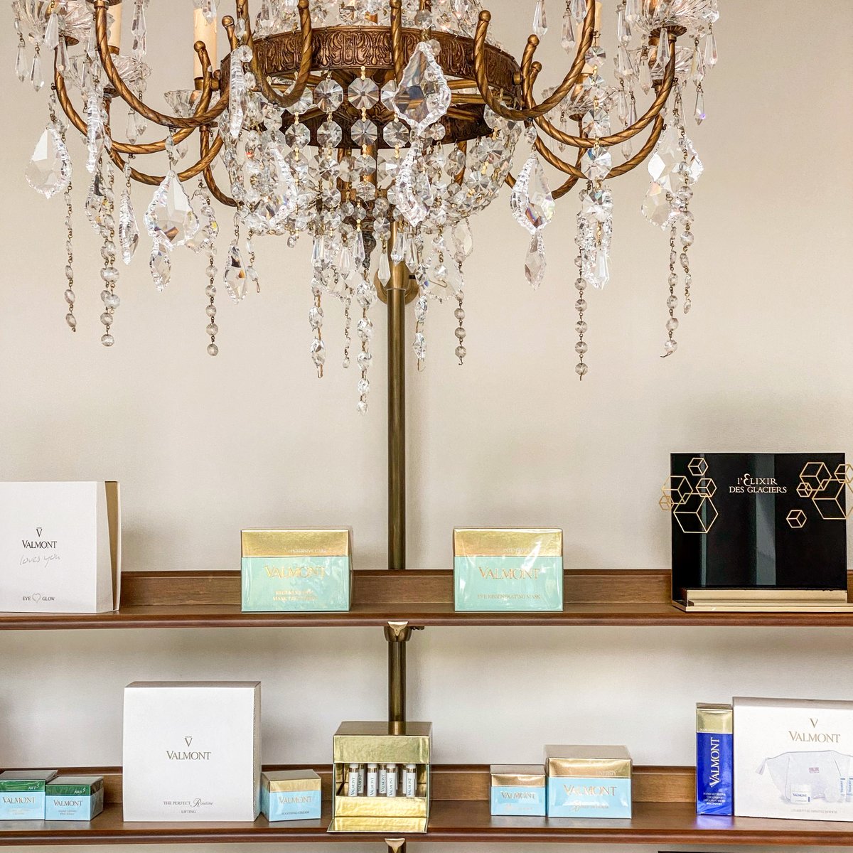 kinggeorgeath's tweet photo. The Valmont Boutique of the King George Hotel pleasantly awaits you with a 25% discount on all beauty products by the prestigious Valmont Cosmetics. 

Monday, 9 January – Monday, 23 January
For more information +30 210 33 30 799\772

#kinggeorgeathens #valmontgreece https://t.co/tZlRi1DoR2
