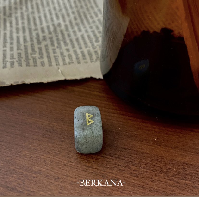 sio_crystal's tweet photo. ᛒ-波卡納【BERKANA】誕生

作為護身符給你耐心💗

一個與「家庭」互相連結的符文。
通常代表的是指心靈層面的歸處。🏠

它提醒占卜者要用母親一般溫柔、耐心的態度去面對事件。

若是此時有什麼計畫正在釀續，它的出現是一種督促與鼓舞實行的意向。

#盧恩 #盧恩符石 #水晶 #盧恩符文 https://t.co/bmQM0ONwPn