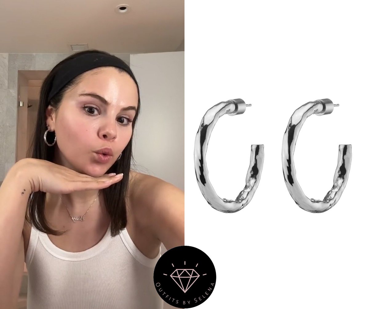 outfitsbyselena's tweet photo. January 5, 2023 - .@SelenaGomez posted new video on her TikTok
#SelenaGomez wearing a #Eterne Rib Tank ($70) with pair of #JenniferFisher Mini Hailey Hoops ($425).✨🔥✨ https://t.co/0ahztr8gCM