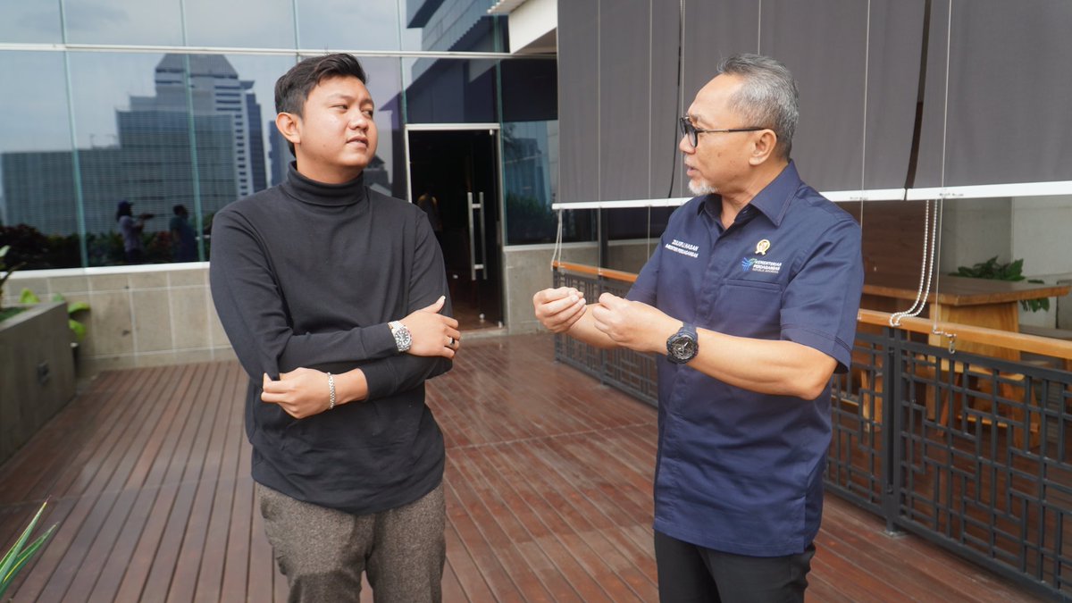 ZUL_Hasan's tweet photo. Terima kasih Denny Caknan sudah berkenan berkunjung ke @Kemendag hari ini.

Kita doakan Denny selalu sukses dalam karier bermusik dan segera dapat jodoh. https://t.co/ZHafnfqGgt