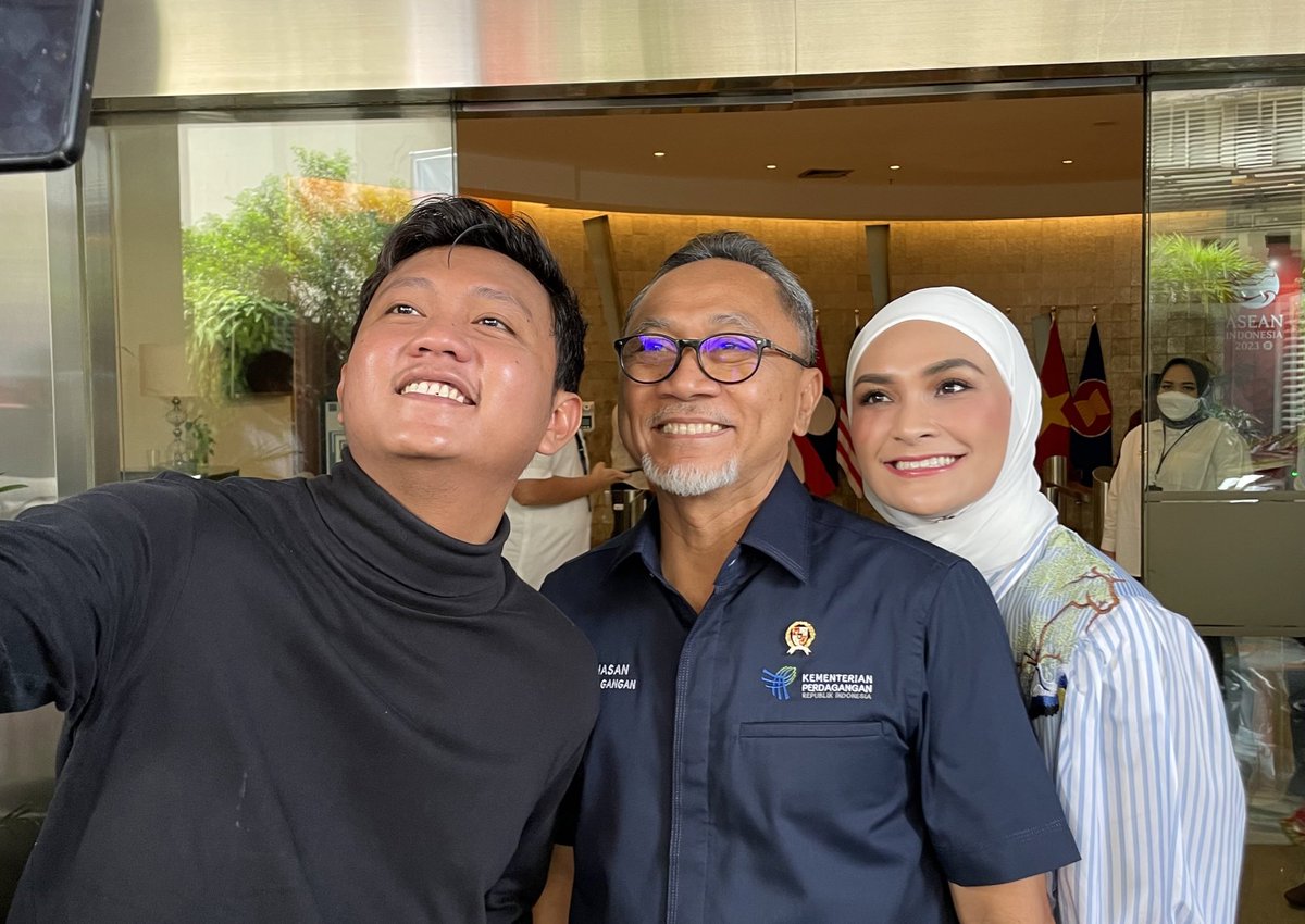 ZUL_Hasan's tweet photo. Terima kasih Denny Caknan sudah berkenan berkunjung ke @Kemendag hari ini.

Kita doakan Denny selalu sukses dalam karier bermusik dan segera dapat jodoh. https://t.co/ZHafnfqGgt
