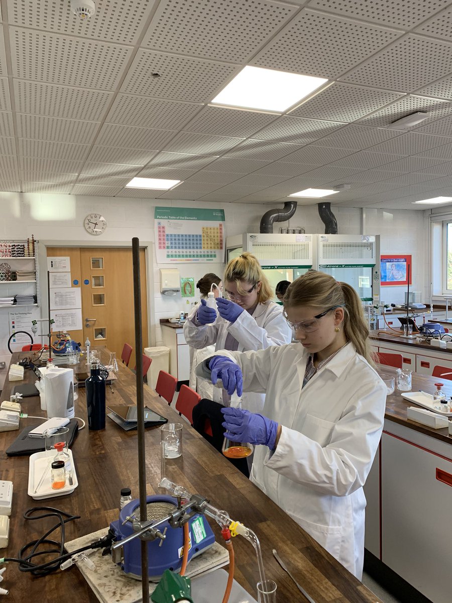 QAS_STEM's tweet photo. #L6Chemists are learning to partially oxidise an alcohol to an aldehyde using distillation to separate. #FierceMinds @QASCaversham. Smelly but fun! https://t.co/r6ZozN6Dq0