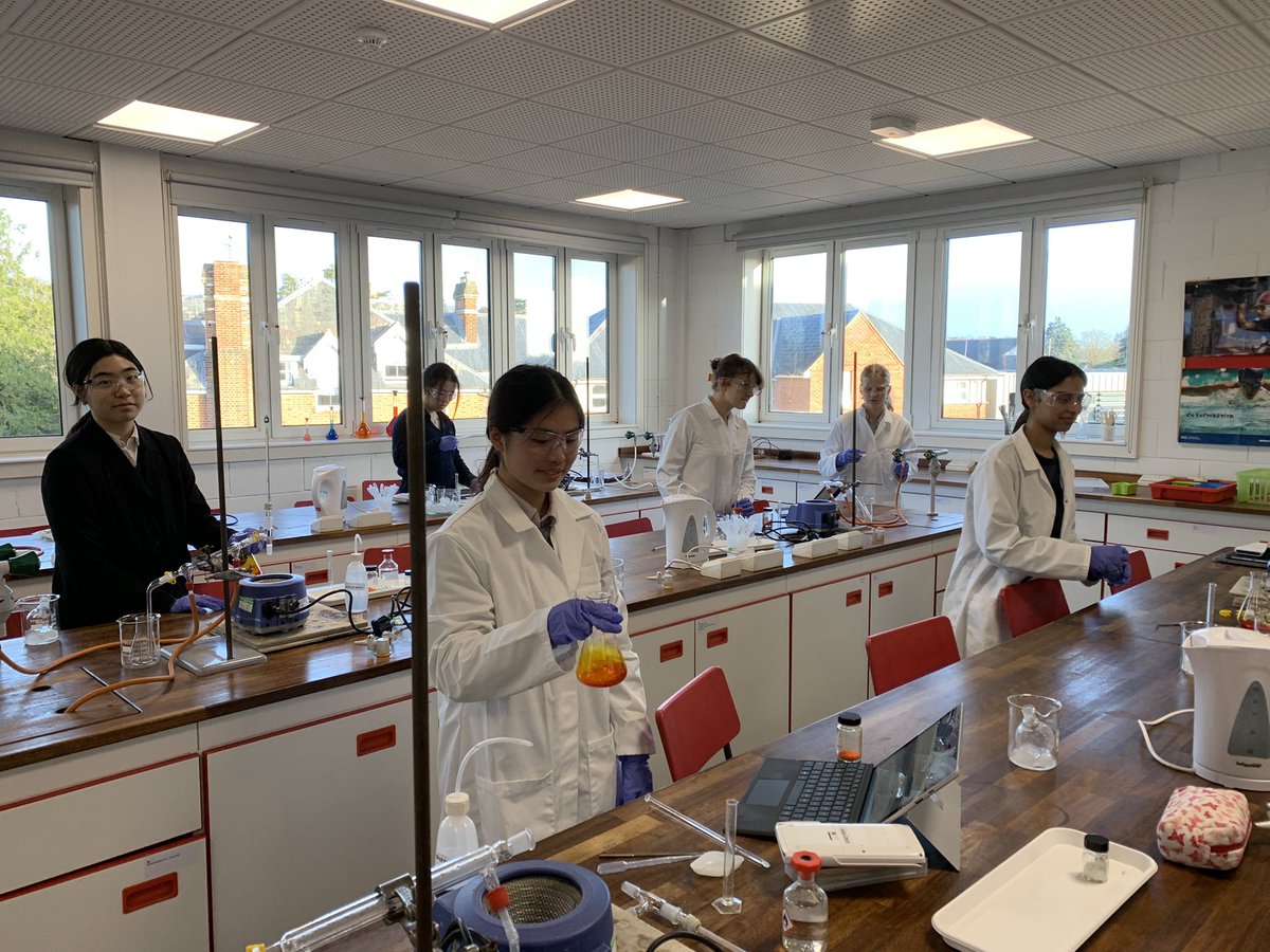 QAS_STEM's tweet photo. #L6Chemists are learning to partially oxidise an alcohol to an aldehyde using distillation to separate. #FierceMinds @QASCaversham. Smelly but fun! https://t.co/r6ZozN6Dq0